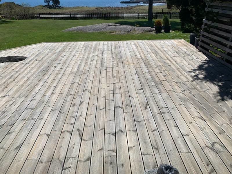 Stort trädäck vid havet — efter