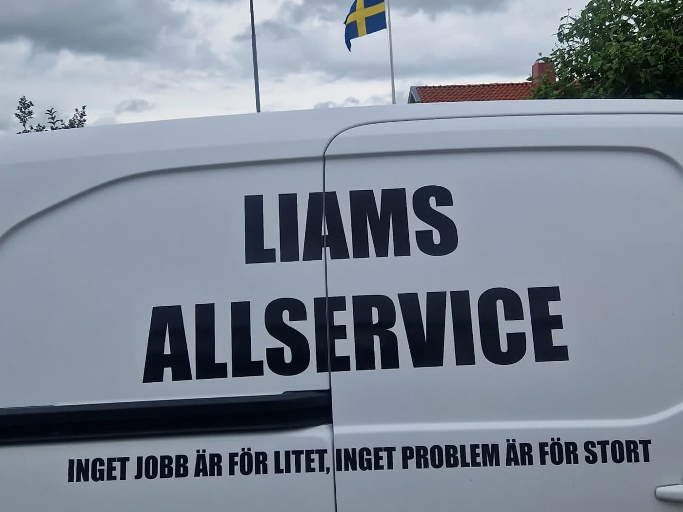 Liams Allservices servicebil med företagsnamnet och devisen ”Inget jobb är för litet, inget problem är för stort”